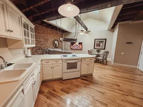The Uptown - King Suite on Abbeville's Historic Square - Image 2