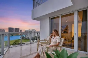 Designer 3BR Penthouse Rooftop pool Walk to beach - Image 2