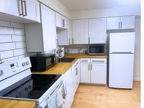 Modern 2 Bedroom Apartment Close to Shopping - Image 3