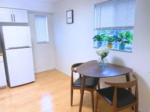 Modern 2 Bedroom Apartment Close to Shopping - Image 2