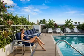 Getaway 2BR Condo Rooftop Pool Steps to the Beach - Image 4