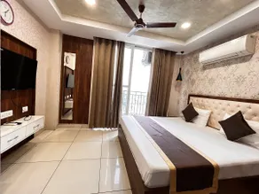 Super Luxury Studio Aptmnt @21 - Image 3