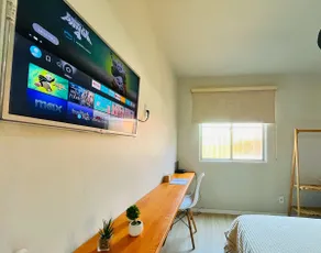 Downtown Loft| Full Kitchen, Air Conditioning| Smart TV - Image 4