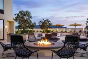 Luxury 2 BR Glendale condo with pool - Image 3