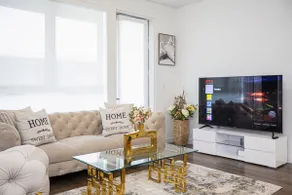 Luxury 2 BR Glendale condo with pool - Image 2