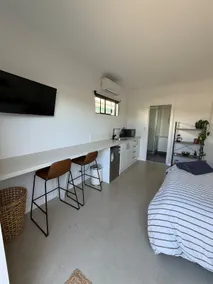 Light and bright modern studio - Image 5