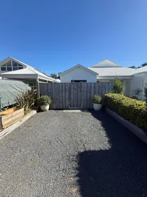 Light and bright modern studio - Image 3