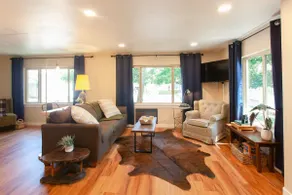 Eagle's Nest Cottage. Spacious 2 BR river retreat on the Rogue River. Enjoy ping-pong, BBQ, board games, and fishing. Remote work enabled with high-speed WiFi. Unplug and unwind! - Image 2