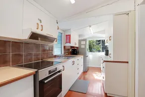 Original house, large gardens in bush setting - Image 3