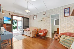 Original house, large gardens in bush setting - Image 5