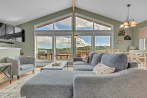 Falcon Ridge Chalet-Woodland Park: WiFi & Views, Deck and Views of Pikes Peak - Image 2