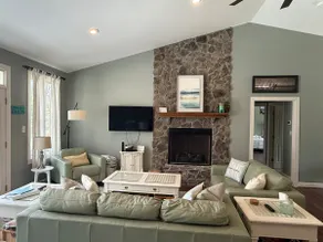 Relaxing 3 bedroom waterfront retreat with beach - Image 4