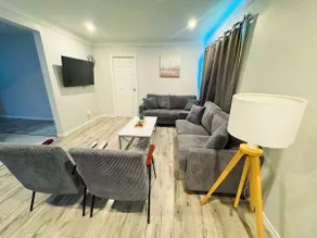 Walk to Clifton Hill & the Falls| 6 BR | Fits 16 - Image 4