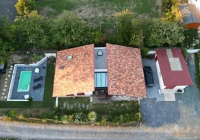 Modern house with pool and private parking - Image 4