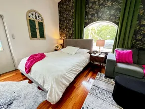 Luxurious Bath, Peaceful Stay: Private Guesthouse - Image 2