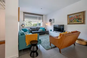 Unique Townhouse with Private Garden & Pool - Lisbon - Image 4