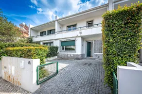Unique Townhouse with Private Garden & Pool - Lisbon - Image 5