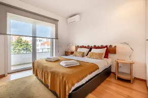 Unique Townhouse with Private Garden & Pool - Lisbon - Image 3