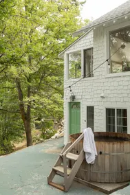 Romantic 1925 Cottage - Cedar Hot Tub, Fireplace - Image 4