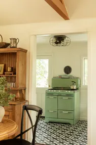 Romantic 1925 Cottage - Cedar Hot Tub, Fireplace - Image 3