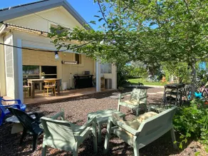 A pleasant and family-friendly dining unit with a gallery and pergola - Image 2