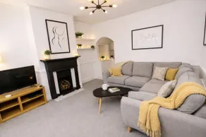 Beautiful City-Centre Townhouse with Hot Tub - Image 2