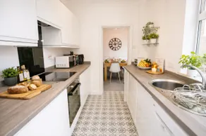 Beautiful City-Centre Townhouse with Hot Tub - Image 4