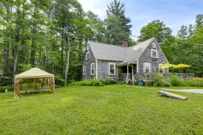 Deck & Fire Pit: Cottage Near Monadnock State Park - Image 3
