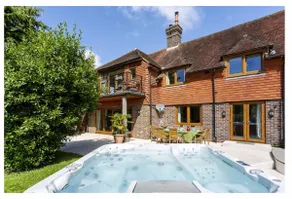 The Lions Share, Luxury Pool Jacuzzi Sauna - Image 2