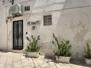 Historic center, mini independent apartment, finely furnished, located on the ground floor, open space with kitchenette. - Image 4