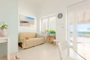 Seafront villa with 4 beds and 1 parking space - Image 2