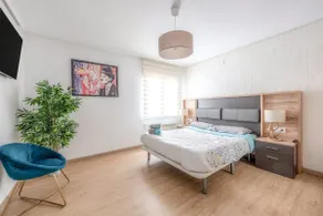 Luxury: Parking, Pinball + 8 min to city + 2 beds 1.50 - Image 5