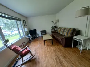 Peaceful Home near Winnipeg's Airport - Image 2