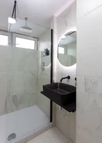 Bright Quiet City Centre Apartment with Balcony - Image 4