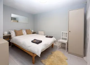 Bright Quiet City Centre Apartment with Balcony - Image 2