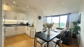 Modern 2-Bed walk to Embankment & Secure Parking - Image 2