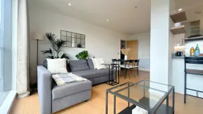 Modern 2-Bed walk to Embankment & Secure Parking - Image 3