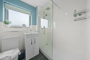 Wallace View 2 Bedroom Penthouse with Free Parking - Image 5