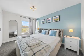 Wallace View 2 Bedroom Penthouse with Free Parking - Image 3