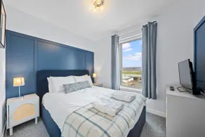Wallace View 2 Bedroom Penthouse with Free Parking - Image 4