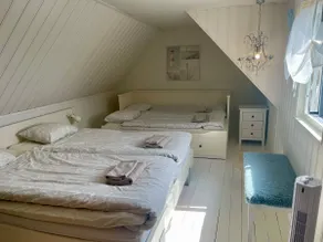 Picturesque house next to beach - Image 4