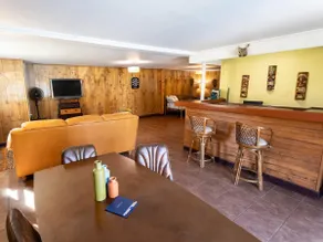 2 BR Retro Basement Suite with pool in Oak Ridge - Image 4