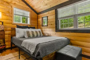 Cozy Wooded Cabin in the Heart of RRG! - Image 3