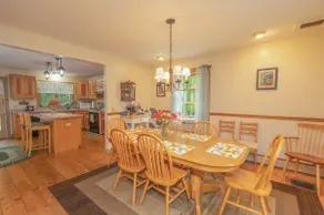 Cheerful 4 Bedroom Country Home in Farmington - Image 5