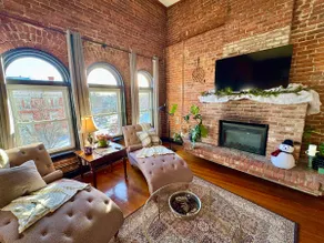 Heart of Downtown historic top floor getaway - Image 3