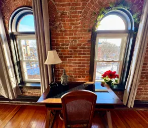 Heart of Downtown historic top floor getaway - Image 2