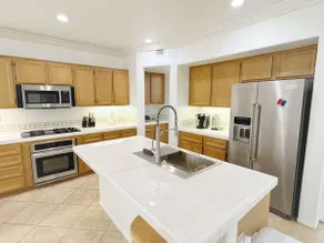 Huge 5 bedroom residence with parking in Eastvale - Image 5