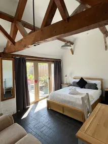 Worcester 3 bedroom semi rural bungalow with free off road parking - Image 4