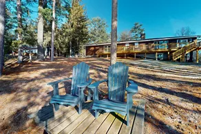 Secluded Lakefront Retreat: Dog-Friendly & Views - Image 2