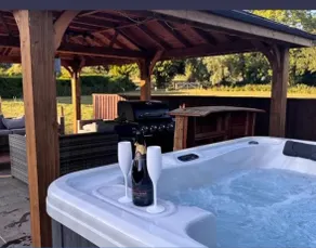 Spacious Family & Group Retreat | Sleeps 10 | Hot Tub & Games Room | Dorset - Image 2